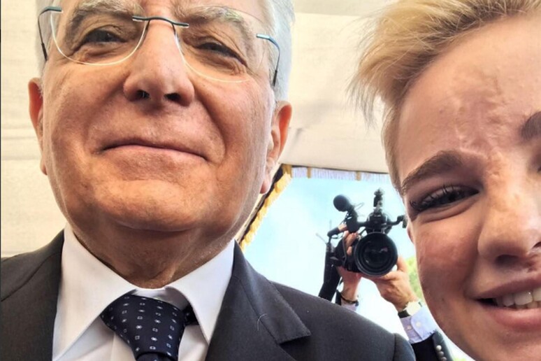 2 giugno: selfie Bebe Vio con Mattarella,  'il grande capo ' - RIPRODUZIONE RISERVATA