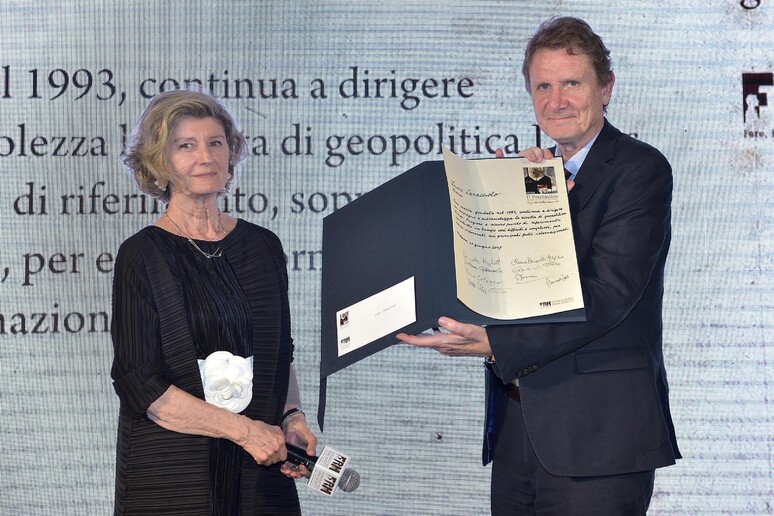 Donata Righetti consegna il premio a Lucio Caracciolo - RIPRODUZIONE RISERVATA