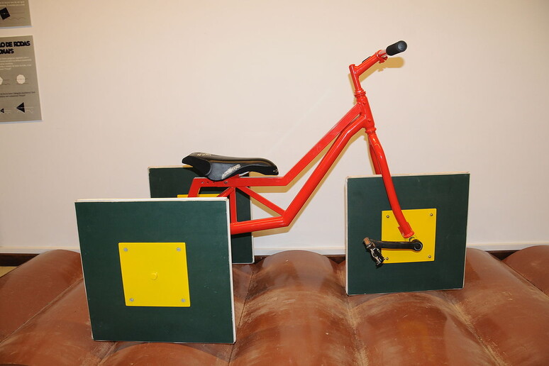 Il triciclo con le ruote quadrate esposto nel Museo di Matematica di New York (fonte: Joseolgon) - RIPRODUZIONE RISERVATA