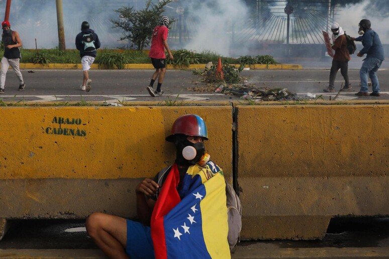 Proteste a Caracas contro il presidente Maduro © ANSA/EPA