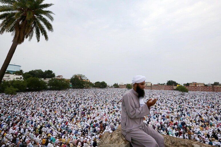 L 'Eid al-Fitr festival a Bhopal © ANSA/EPA