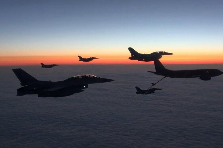 Esercitazione aerea delle forze sudcoreane e statunitensi nel Pacifico © ANSA/EPA