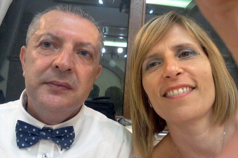 Una foto tratta dal profilo Facebook di Giovanni Petrasso (S) lo mostra insieme alla moglie, Maria  Grazia Russo - RIPRODUZIONE RISERVATA