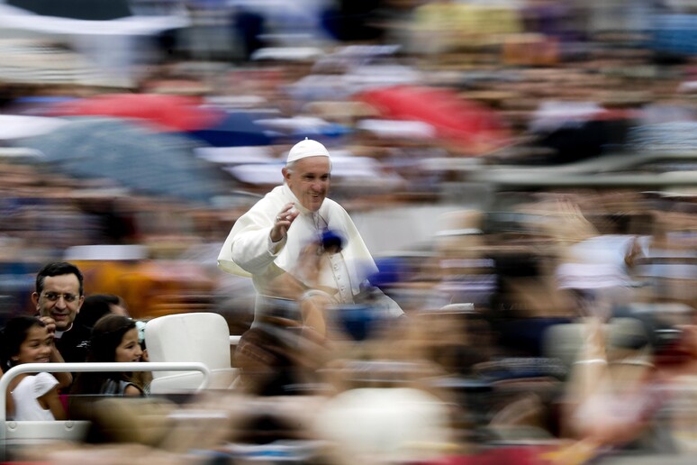 Papa Francesco tra i fedeli in Piazza San Pietro © ANSA/AP