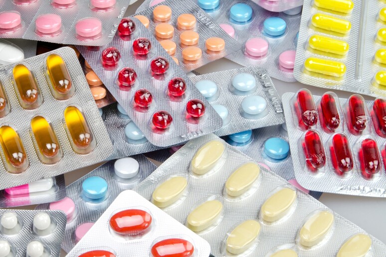 Farmaci: Ue, nuovo piano contro resistenza antibiotici - RIPRODUZIONE RISERVATA
