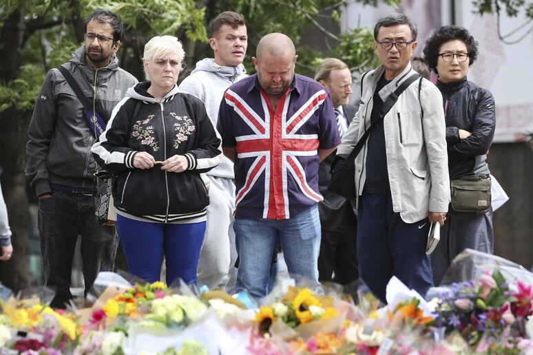 L 'omaggio alle vittime vicino a London Bridge © ANSA/AP