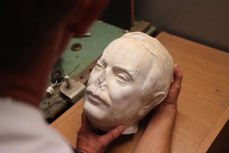 La testa della statua di Giovanni Falcone recuperata dopo l 'atto vandalico dei giorni scorsi - RIPRODUZIONE RISERVATA