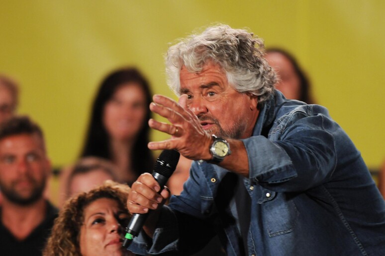 Beppe Grillo in una foto d 'archivio - RIPRODUZIONE RISERVATA