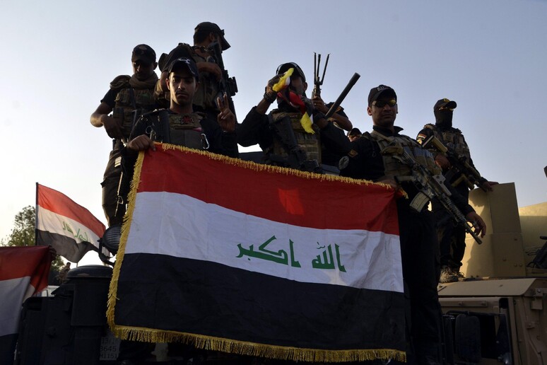 Soldati iracheni celebrano la liberazione di Mosul dall 'Isis © ANSA/EPA