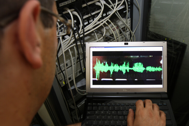 Un tecnico al lavoro su un 'intercettazione in un 'immagine d 'archivio - RIPRODUZIONE RISERVATA