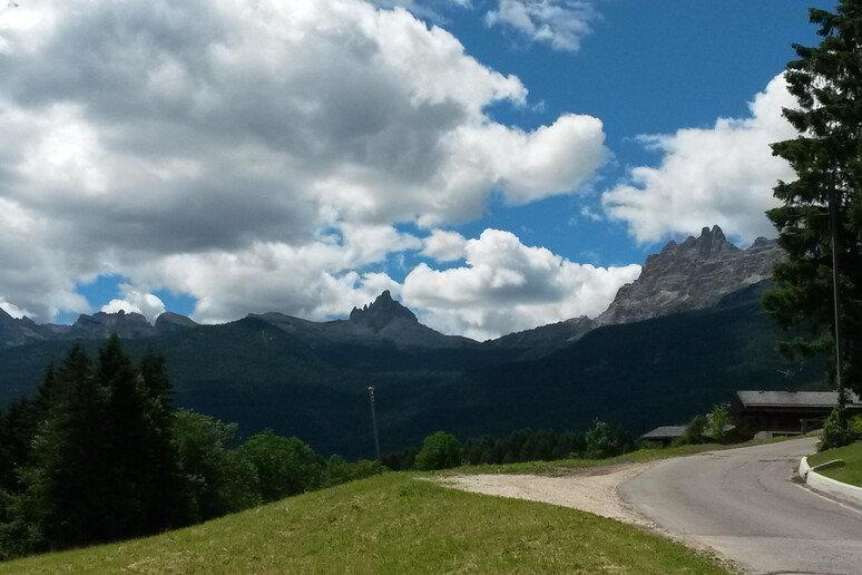Cortina, sullo sfondo Becco di Mezzodì e Croda da Lago - RIPRODUZIONE RISERVATA
