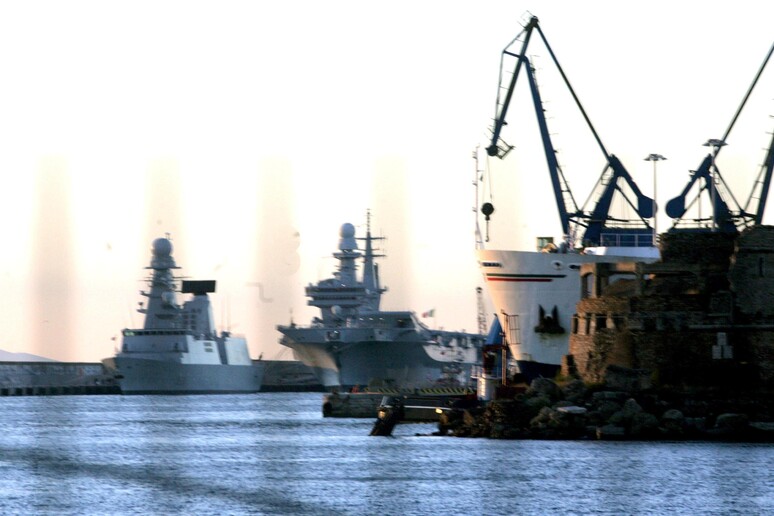 Il porto di Civitavecchia in una foto d 'archivio - RIPRODUZIONE RISERVATA