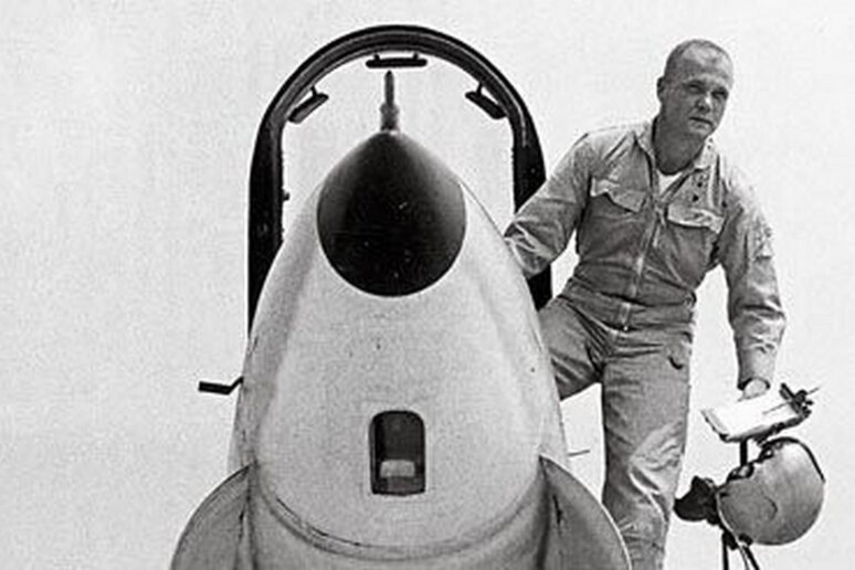 John Glenn e il caccia supersonico F8U-1P Crusader (fonte: Rob Getz, www.stellarviews.com) - RIPRODUZIONE RISERVATA