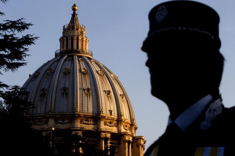 Un gendarme del Vaticano in una foto di archivio - RIPRODUZIONE RISERVATA