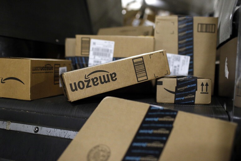 Black Friday: Amazon, ordini italiani in crescita in 4 anni © ANSA/AP