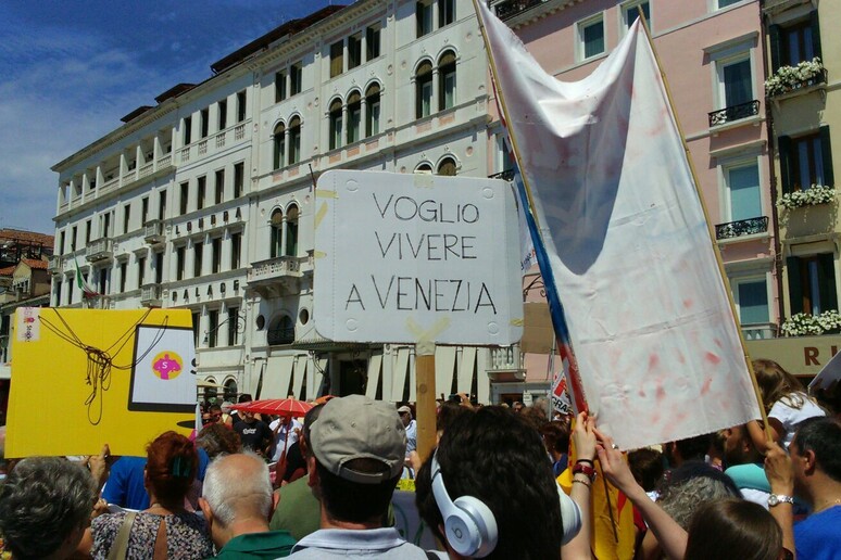 La manifestazione a Venezia - RIPRODUZIONE RISERVATA