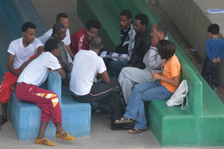 Migranti nel Centro di prima accoglienza di Lampedusa - RIPRODUZIONE RISERVATA