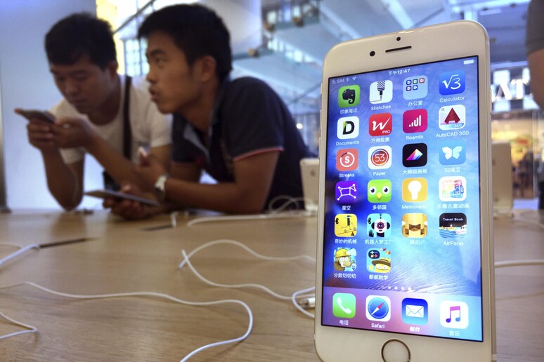 Nuovo iPhone, Siri si attiverà anche da pulsante laterale © ANSA/AP
