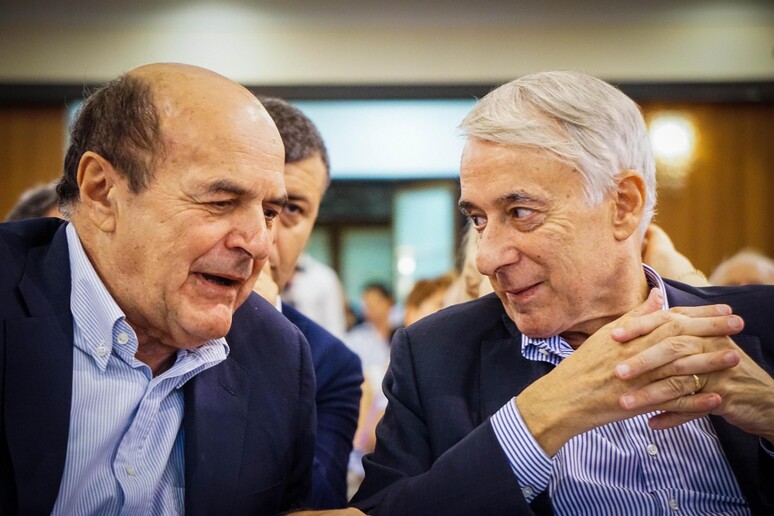 Pier Luigi Bersani e Giuliano Pisapia durante l 'assemblea di Centro Democratico il 24 giugno scorso - RIPRODUZIONE RISERVATA