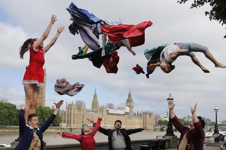 Artisti di un circo si esibiscono a Londra © ANSA/AP