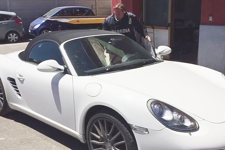 Gdf e Polizia sequestrano Porsche a  'bancomattaro ' - RIPRODUZIONE RISERVATA