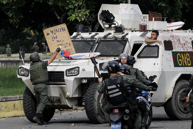 Alta tensione in Venezuela, ancora morti durante l scontri © ANSA/EPA