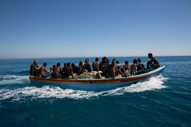 Un barcone di migranti nel Mediterraneo - RIPRODUZIONE RISERVATA