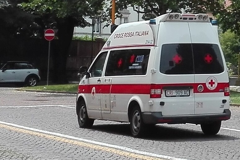 Salute: ambulanza a Trento - RIPRODUZIONE RISERVATA