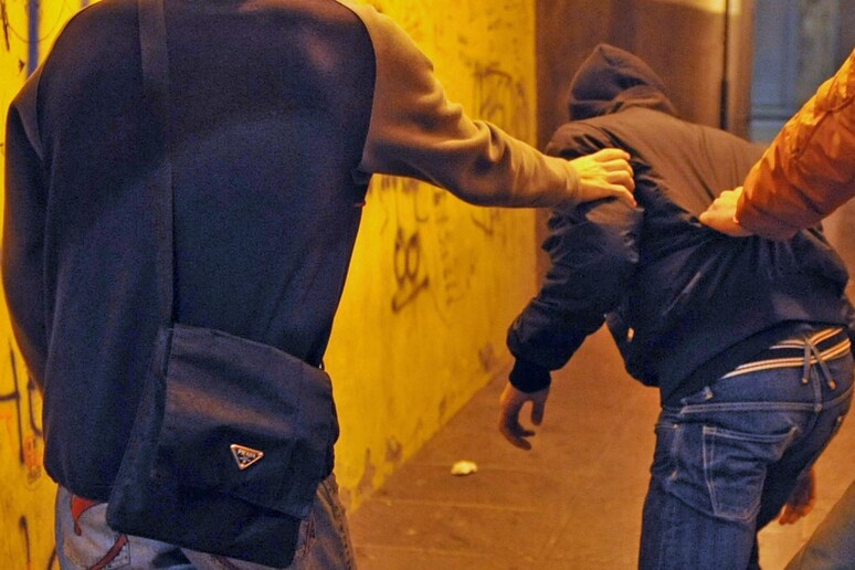 L 'aggressione a un uomo da parte di una baby gang ( foto di archivio) - RIPRODUZIONE RISERVATA