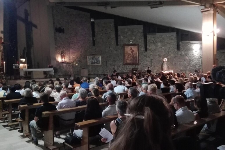 Un momento della veglia religiosa, con la recita del Rosario, a Scandicci per Niccol Ciatti, il 22enne ucciso a Lloret de Mar - RIPRODUZIONE RISERVATA