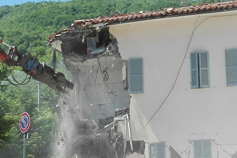 Terremoto: demolizione scuola a Fiastra - RIPRODUZIONE RISERVATA