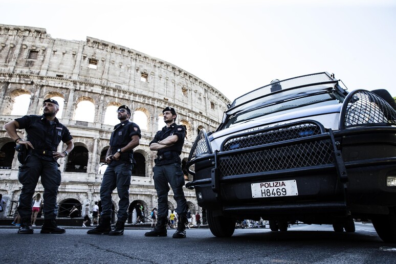 Terrorismo: zona massima sicurezza in area Colosseo - RIPRODUZIONE RISERVATA