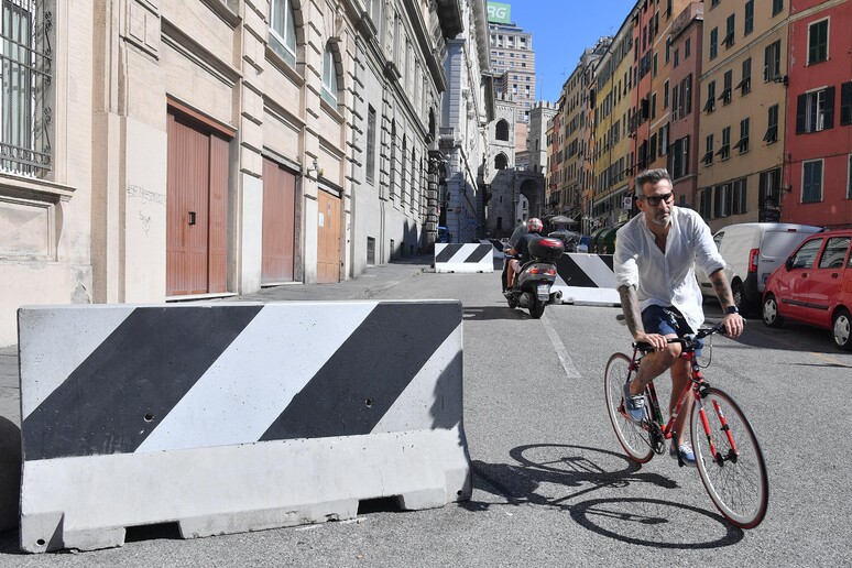 Barcellona: Genova, pi?? barriere in zone frequentate - RIPRODUZIONE RISERVATA