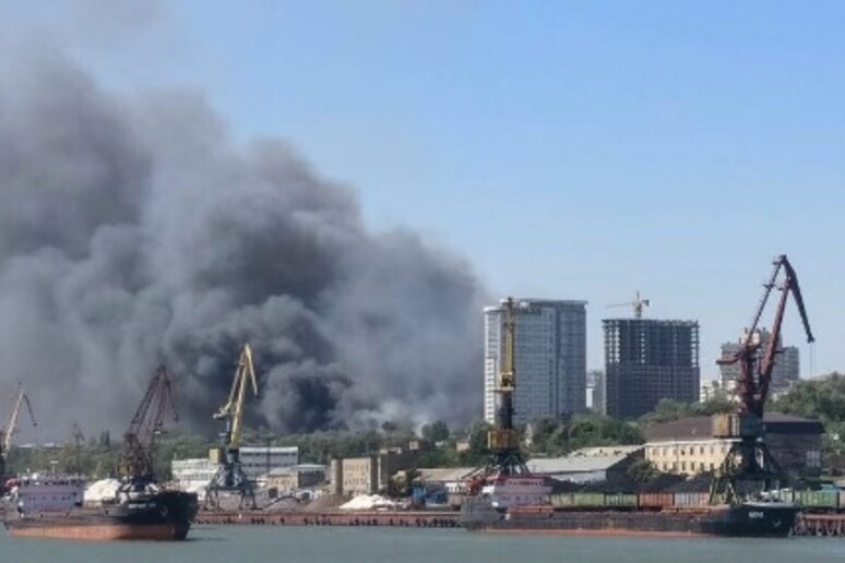 Vasto incendio a Rostov in Russia (foto da Twitter) - RIPRODUZIONE RISERVATA