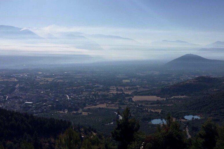 Il fumo dell 'incendio sul monte Morrone, a sinistra nella foto, visto oggi da Goriano Sicoli (L 'Aquila). - RIPRODUZIONE RISERVATA