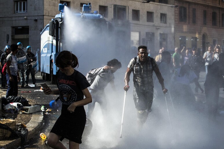 Un momento dell 'evacuazione a piazza indipendenza il 19 agosto - RIPRODUZIONE RISERVATA