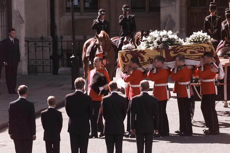 20 anni fa moriva Lady Diana: i funerali che fermarono Londra © ANSA/AP