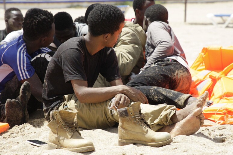 Migranti sub-sahariani su una spiaggia dell 'enclave spagnola di Melilla -     RIPRODUZIONE RISERVATA