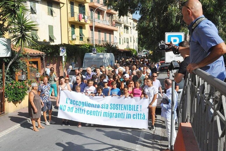 Manifestazione contro apertura centro migranti minori a Ventimiglia - RIPRODUZIONE RISERVATA