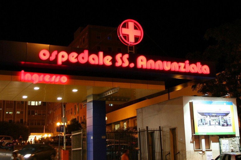 L 'ingresso dell 'Ospedale SS. Annunziata di Taranto in una foto d 'archivio - RIPRODUZIONE RISERVATA