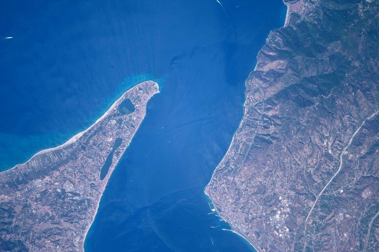 Lo stretto di Messina fotografato da AstroPaolo (fonte: Paolo Nespoli, ESA-NASA) -     ALL RIGHTS RESERVED