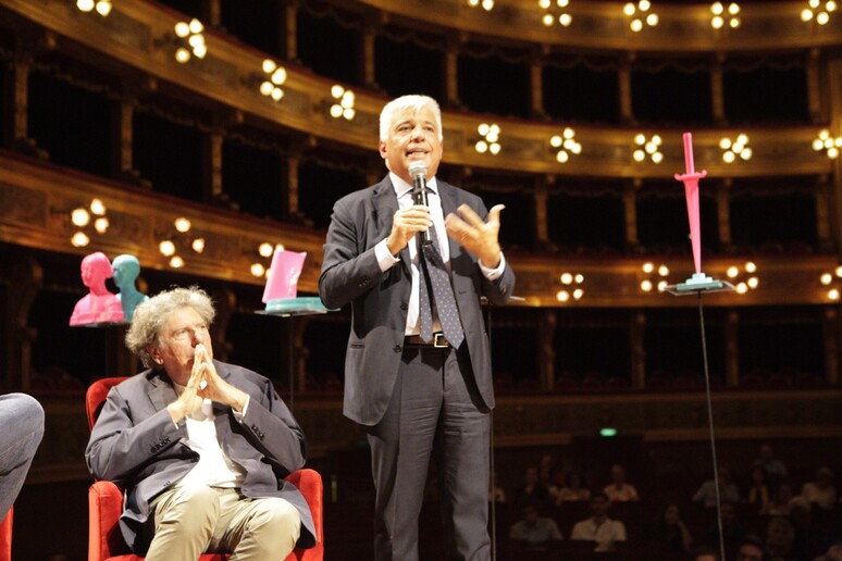 Il maestro Gabriele Ferro seduto accanto al sovrintendente Francesco Giambrone - RIPRODUZIONE RISERVATA