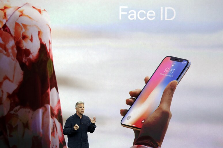 Apple: dubbi Usa su Face ID iPhone X, senatore scrive a Cook © ANSA/AP