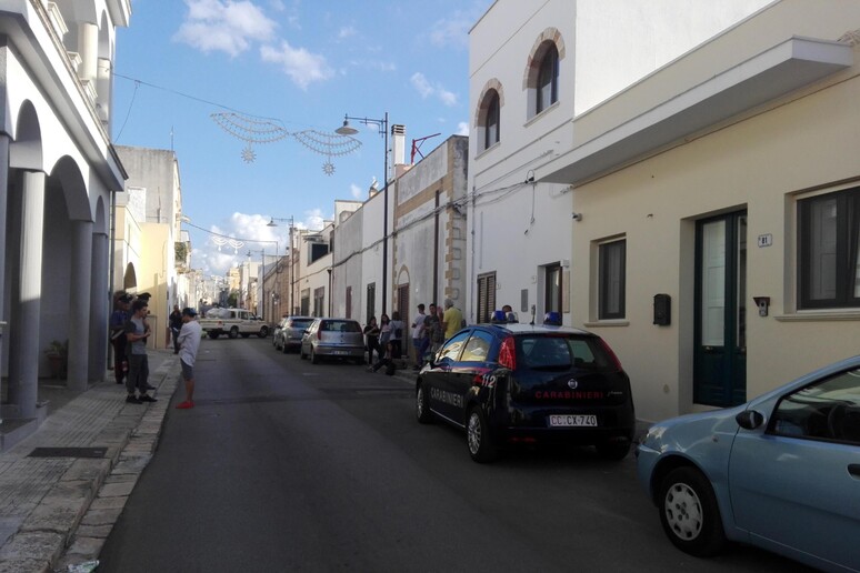 Sulla destra la casa di Noemi Durini presidiata dai carabinieri a Specchia (Lecce) - RIPRODUZIONE RISERVATA
