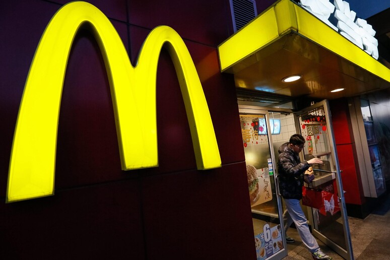 L 'insegna di McDonald 's - RIPRODUZIONE RISERVATA