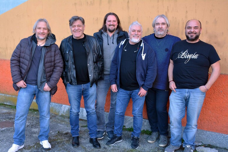 La nuova formazione dei Nomadi con il cantante Yuri Cilloni, il terzo da sinistra - RIPRODUZIONE RISERVATA