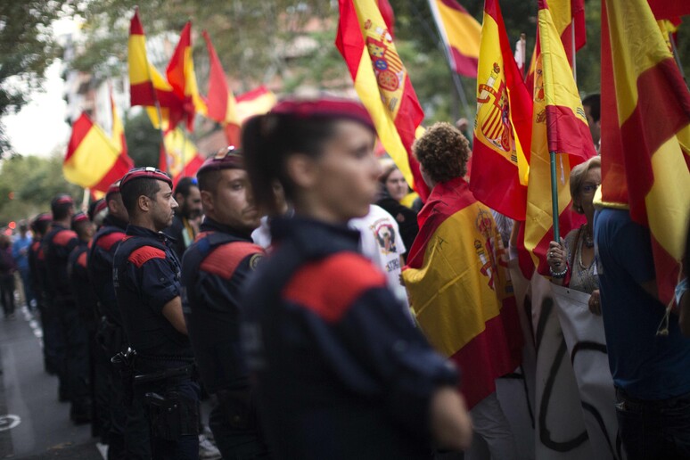 Manifestanti per l 'indipendenza in piazza a Barcellona © ANSA/AP