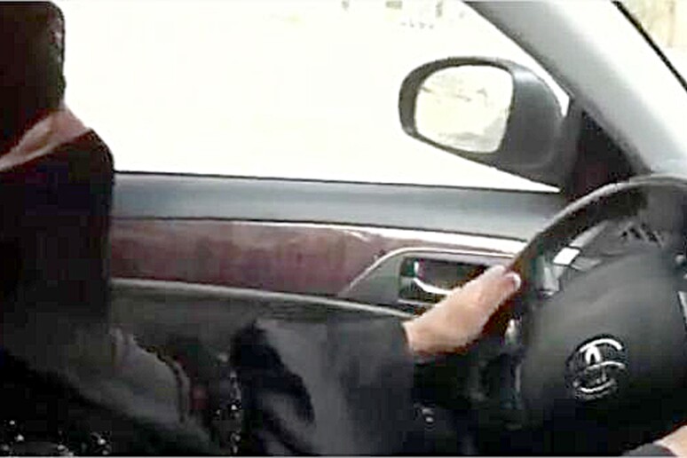 Una donna saudita alla guida della sua auto in una foto di archivio - RIPRODUZIONE RISERVATA