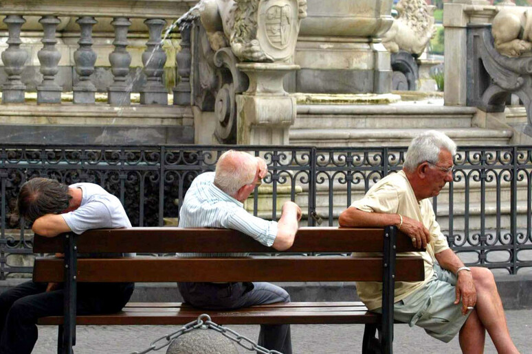 Anziani seduti su una panchina - RIPRODUZIONE RISERVATA