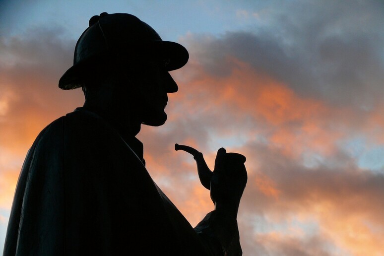 La silhouette della statua di Sherlock Holmes a Baker Street (fonte: dynamosquito/flickr) - RIPRODUZIONE RISERVATA